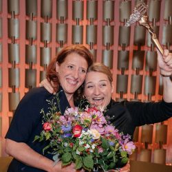 Luise Kinseher und Constanze Lindner bei bayr. Kabaretpreis